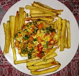 Yam chips served with scrambled egg vegetable sauce