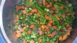 Frying of fried rice vegetables in vegetable oil
