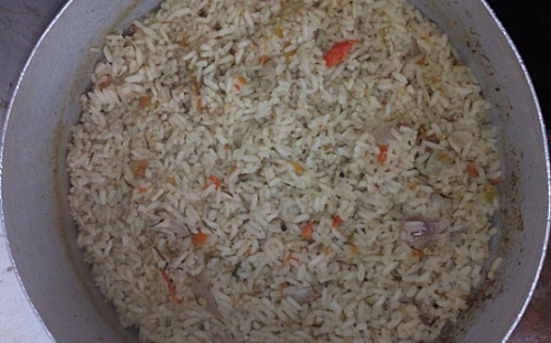 The water has dried up from the rice, it is now time mix in the vegetables
