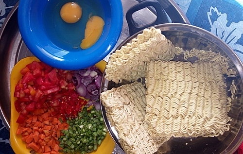 Ingredients for cooking instant freid noodles