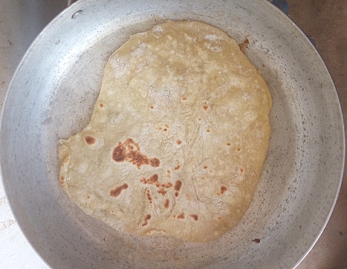 If you notice some bubbles while cooking your tortillas, thats ok, but if the pan is soming, you will need to trim the flame to prevent your tortillas from burning.