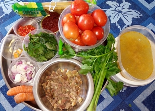 Simple ingredients for spaghetti bologese sauce