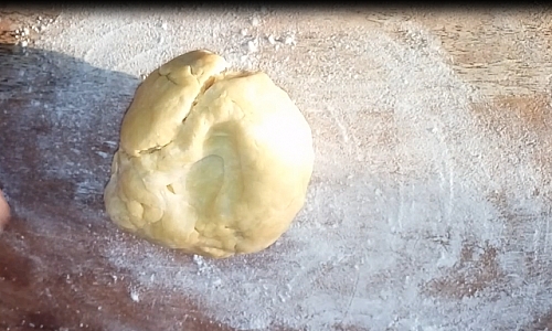 After resting the dough for 30 minutes, spread your surface with flour and place the dough on it to roll.