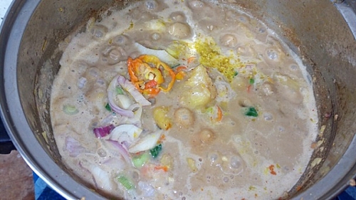Pepper, onions and other seasoning are added to make pumpkin porridge