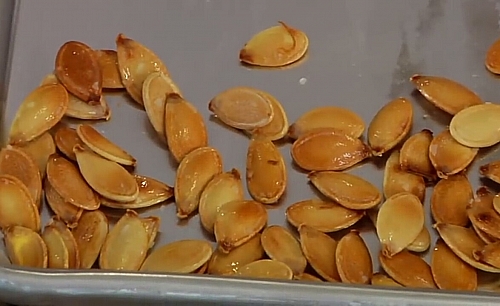 Roasting of pumpkin seeds