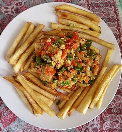 Tasty crispy yam chips serve with vegetable egg sauce