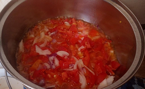 Cooking of tomato egg sauce for plantain chips