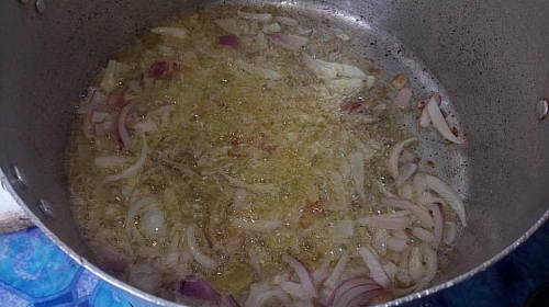 Frying of onions, garlic ginger and nutmeg helps to enhance the flavour of the beef macaroni
