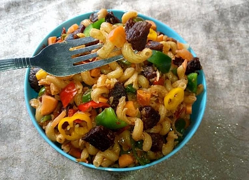 Serving of beef macaroni with crunchy vegetables
