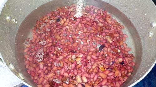 Cooking of red kidney beans for beans and plantain porridge recipe