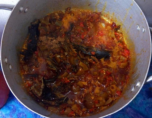 Let thedried fish and the kpomo (cow hide) cook for an extra 3 minutes to infuse flavour