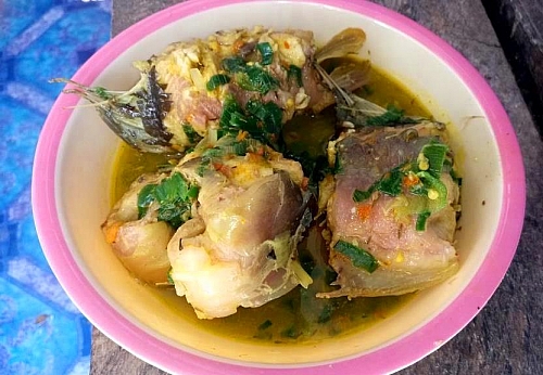 Photo of Serve catfish pepper soup while it's still hot with boiled rice Serve catfish pepper soup while it's still hot with boiled rice