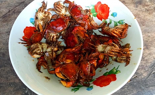 Boiled crabs is served