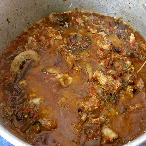 After the meat, stir properly and leave the stew to cook for a while to infuse delicious flavour
