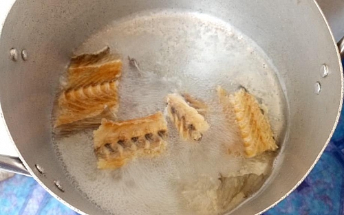 Boiling of stockfish for okra soup