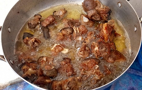 Frying of goat meat for Asun: you can grill the meat in the oven instead of frying