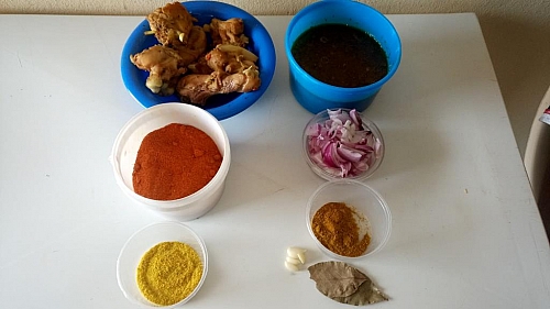 Ingredients for making tomato powder stew