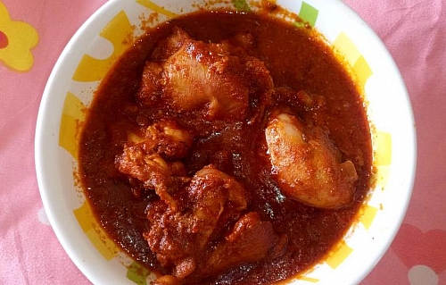 Tomato powder stew pairs well with boiled yam or rice. Bon apptit!!
