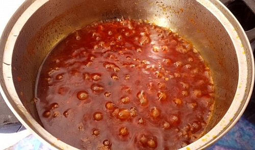 You can notice the tiny bubbles of the oil which means that the water in the pepper has completely evaporated and the sauce is well fried, you can add some seasonings to it and stir
