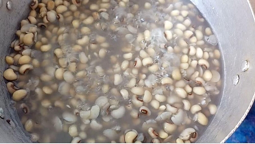 Boiling of beans for ewa agoyin recipe