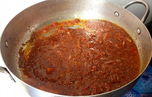 Frying of onion and tomato paste for corned beef stew