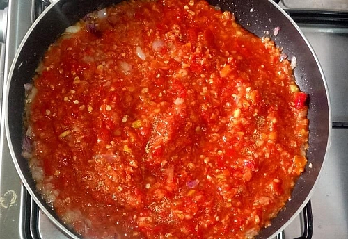 Frying of tomato for yam porridge recipe
