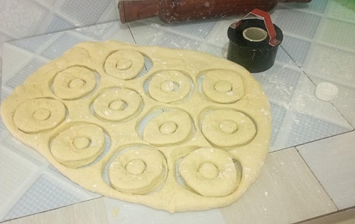 You must not have a doughnut cutter to cut the dough; any ring and a bottle cover will do, you can as well use your hand