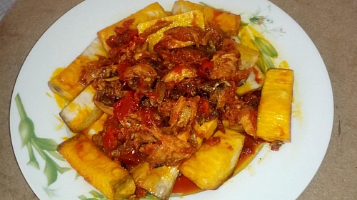 Palm oil pepper sauce with fried yam