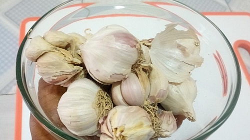 Fresh and firm garlic cloves