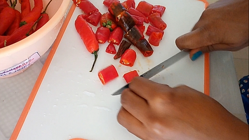 Cutting of chilli peppers