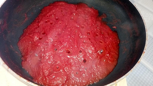 At this stage, the tomato paste is becoming thick, you can add a little salt to it to taste