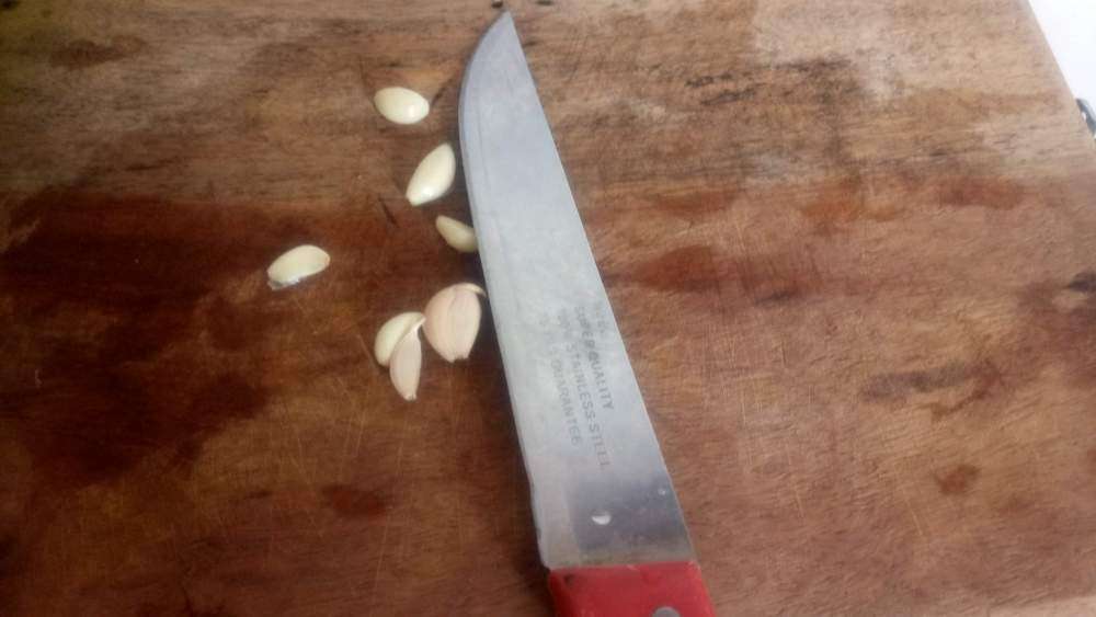 how to peel garlic using a knife