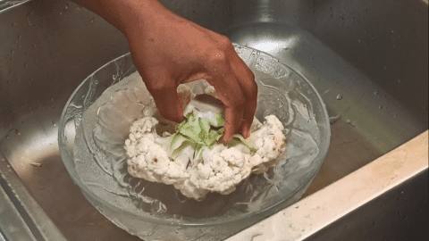 Soak the cauliflower in water mixed with vinegar