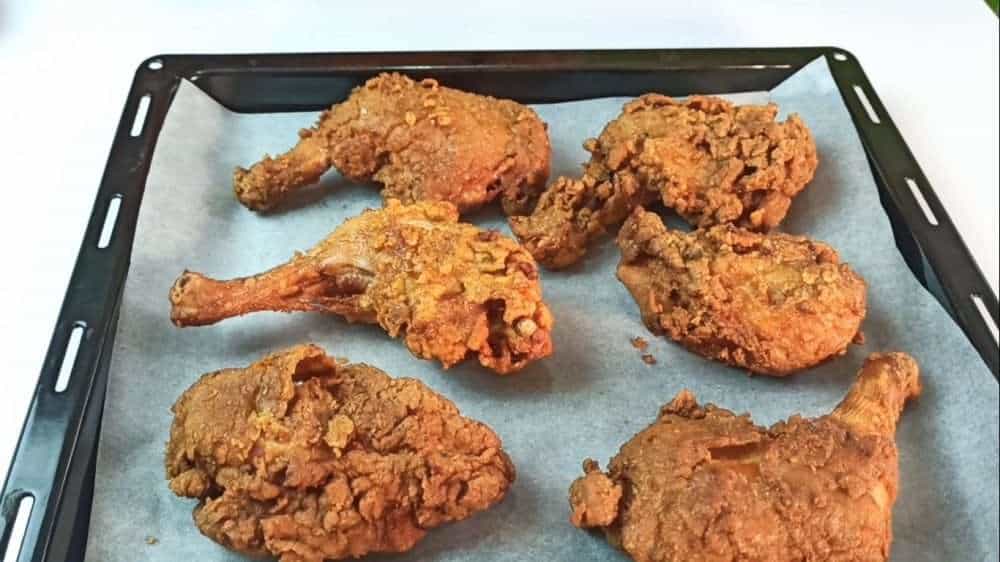 Line the fried chicken on a baking tray